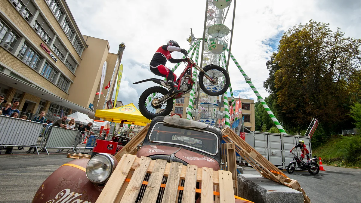 Man sieht waghalsige Stunts von Motorradfahrern.